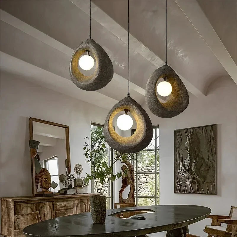 Designerska Lampa Wisząca z Abstrakcyjnym Kloszem – Nowoczesna Rzeźbiarska Forma