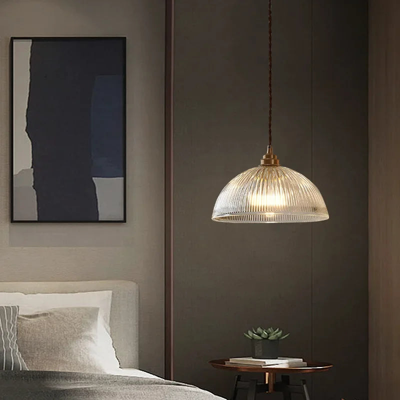 Szklana lampa wisząca w stylu retro z żłobionym kloszem i mosiężnym wykończeniem