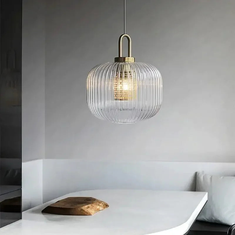 Nowoczesna lampa wisząca szklana z ryflowanym kloszem