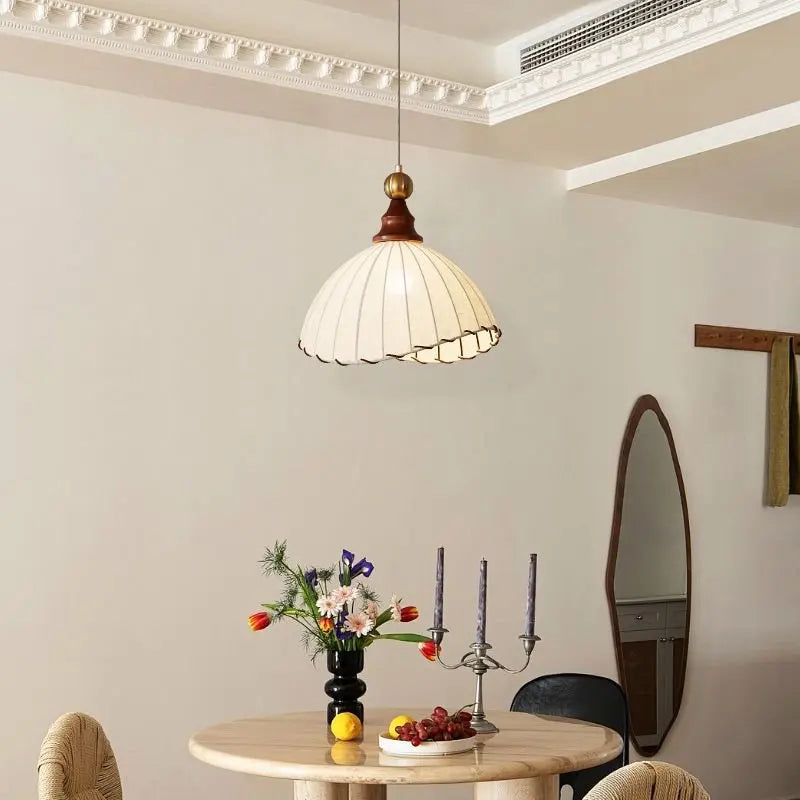 Lampa Wisząca Retro z Jedwabnym Kloszem i Drewnianym Wykończeniem