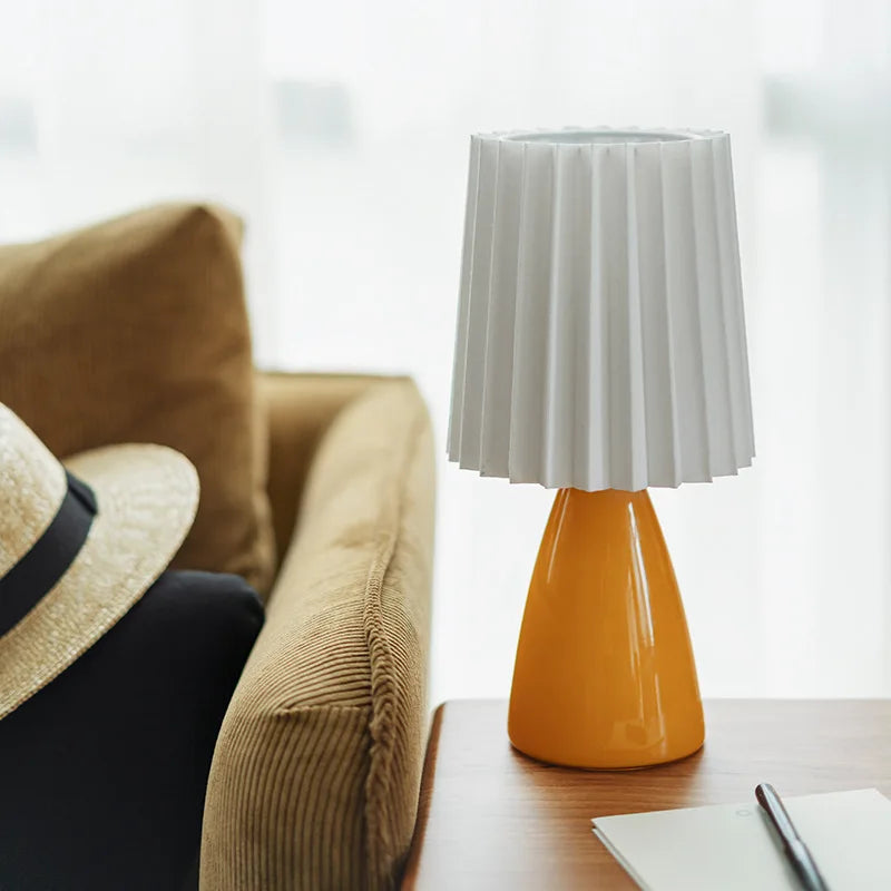 Klasyczna lampa stołowa z plisowanym abażurem