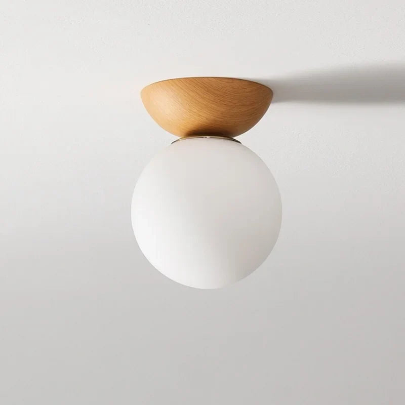 Nowoczesna lampa sufitowa w japońskim stylu  z drewnianą bazą – minimalistyczna kula