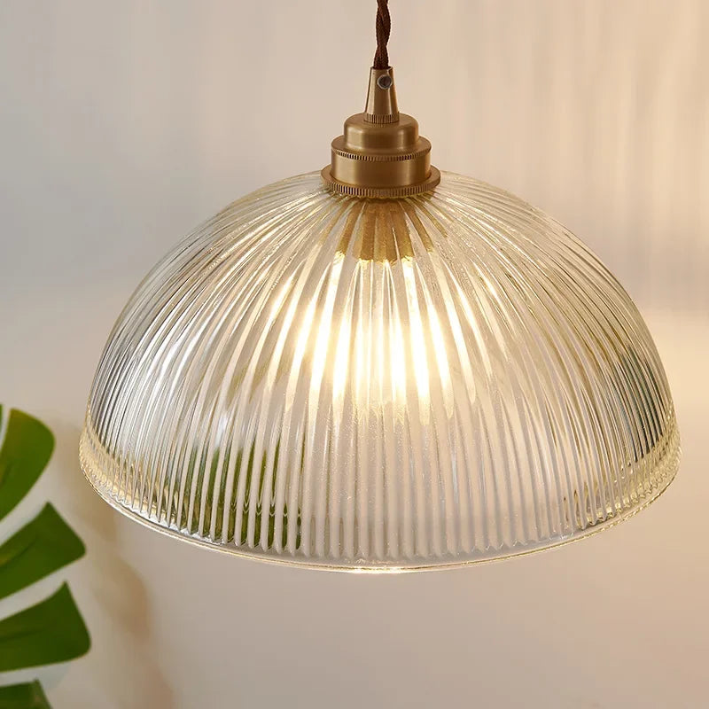 Szklana lampa wisząca w stylu retro z żłobionym kloszem i mosiężnym wykończeniem