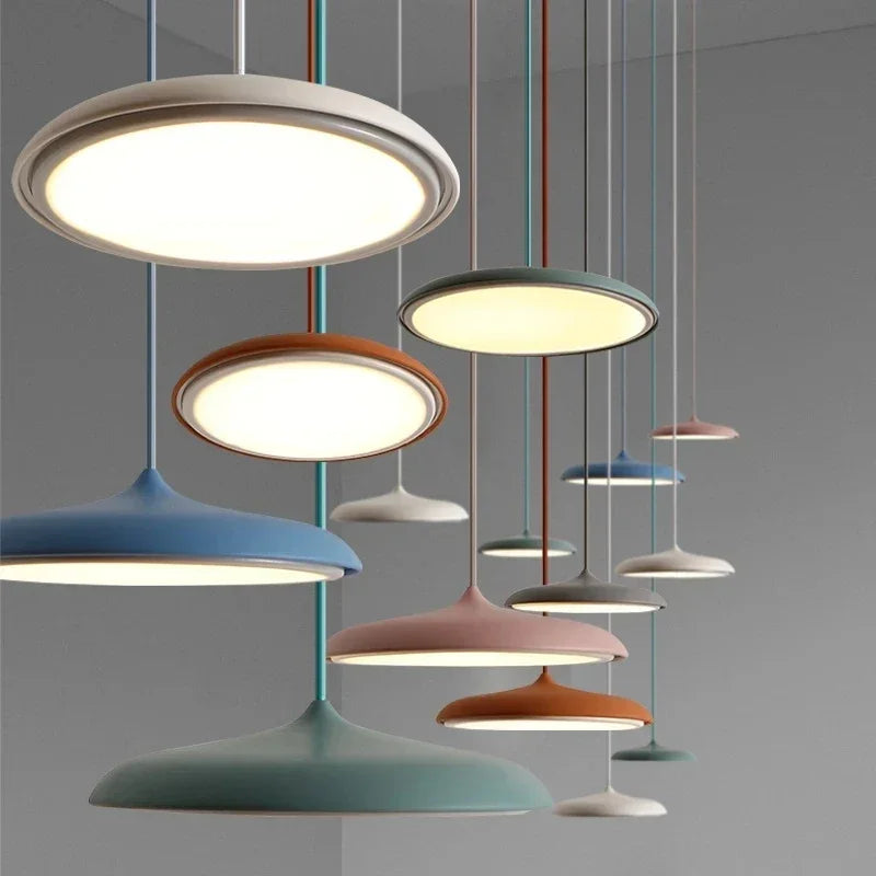 Nowoczesna lampa wisząca LED – ultracienki klosz, designerskie oświetlenie sufitowe do salonu lub jadalni