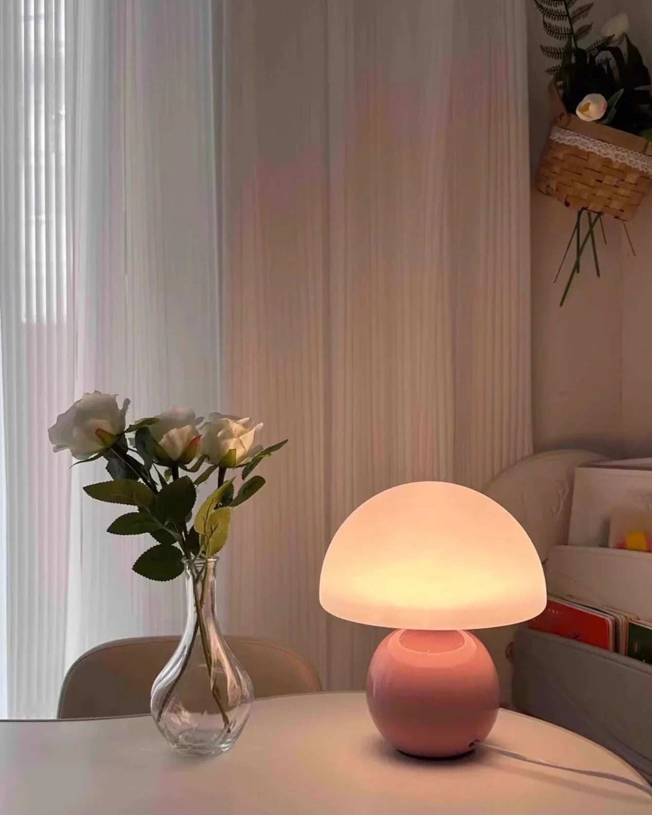 Nowoczesna lampa stołowa z kulistą podstawą i kloszem w kształcie grzybka – styl minimalistyczny