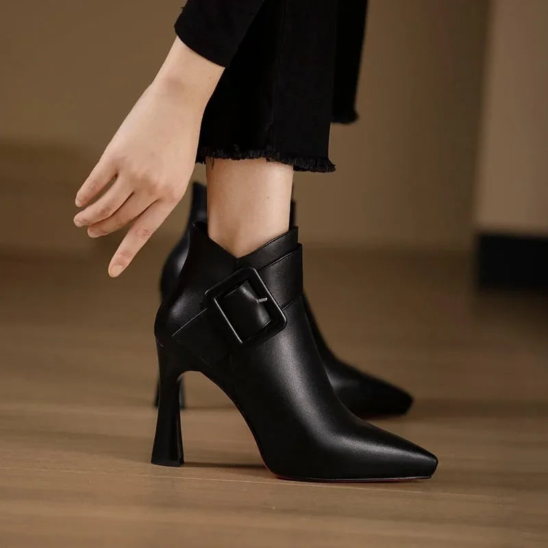 Briselle – Eleganckie botki z klamrą