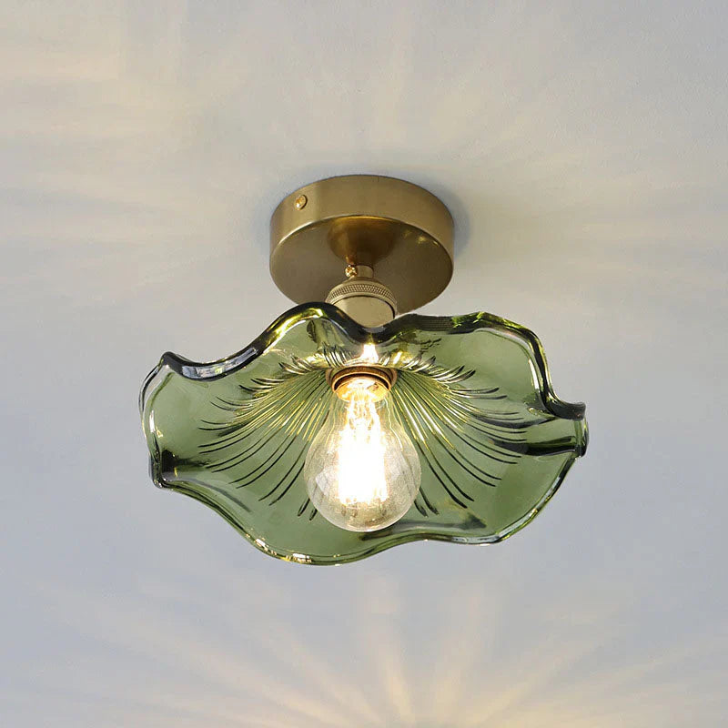 Sufitowa lampa dekoracyjna ze szklanym kloszem w kształcie liścia