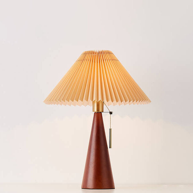 Lampa stołowa z plisowanym kloszem – drewniana podstawa, styl skandynawski