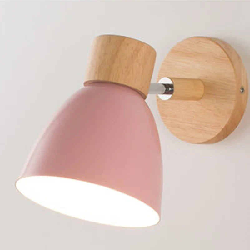 Nowoczesna kinkietowa lampa ścienna z drewnianą bazą i metalowym kloszem