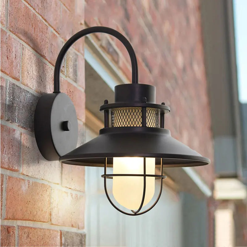 Industrialna Lampa Ścienna Zewnętrzna – Styl Loftowy z Kloszem w Ochronnej Klace