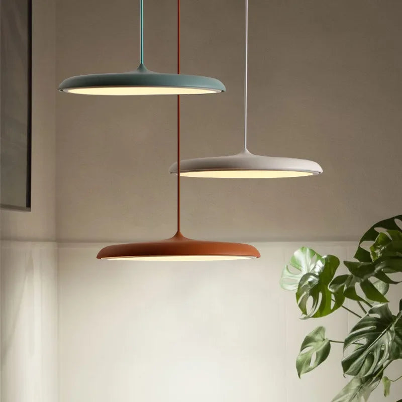 Nowoczesna lampa wisząca LED – ultracienki klosz, designerskie oświetlenie sufitowe do salonu lub jadalni