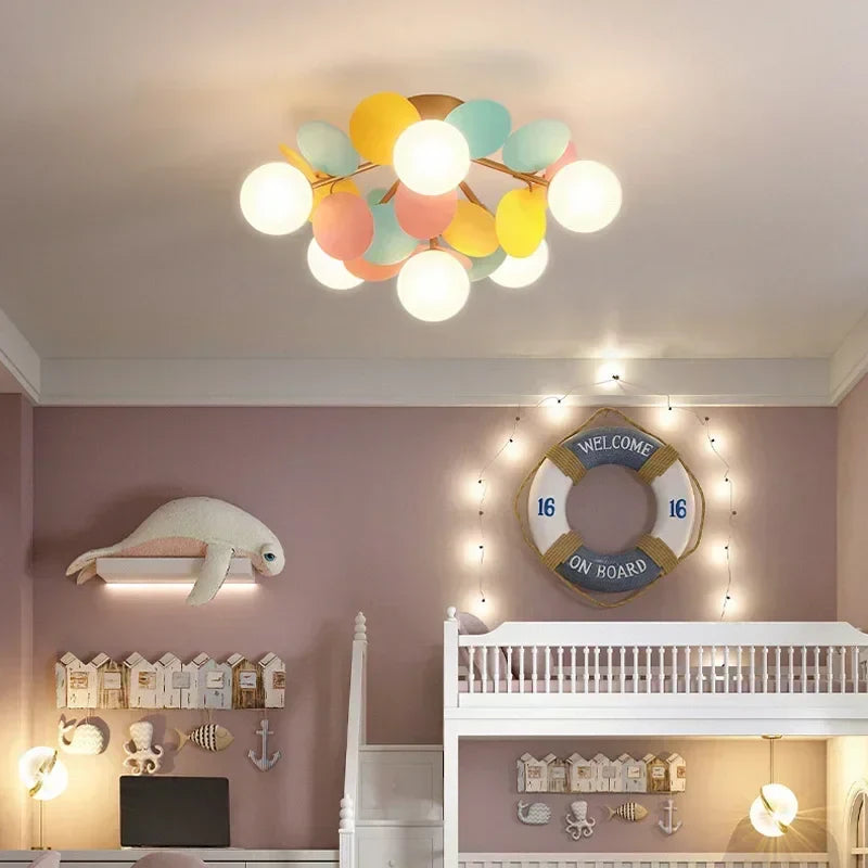 Nowoczesna lampa sufitowa LED – designerski plafon z kulistymi kloszami