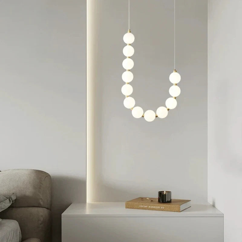 Lampa wisząca LED nowoczesna – efektowna forma naszyjnika z kulami świetlnymi