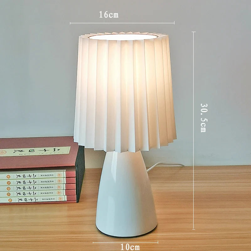 Klasyczna lampa stołowa z plisowanym abażurem