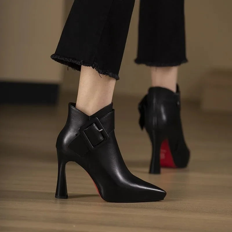 Quilla – Eleganckie botki z klamrą