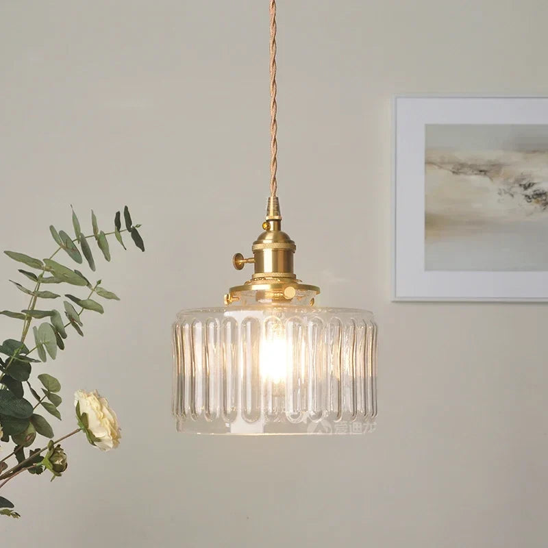 Szklana lampa wisząca w stylu vintage z ryflowanym kloszem i złotym wykończeniem