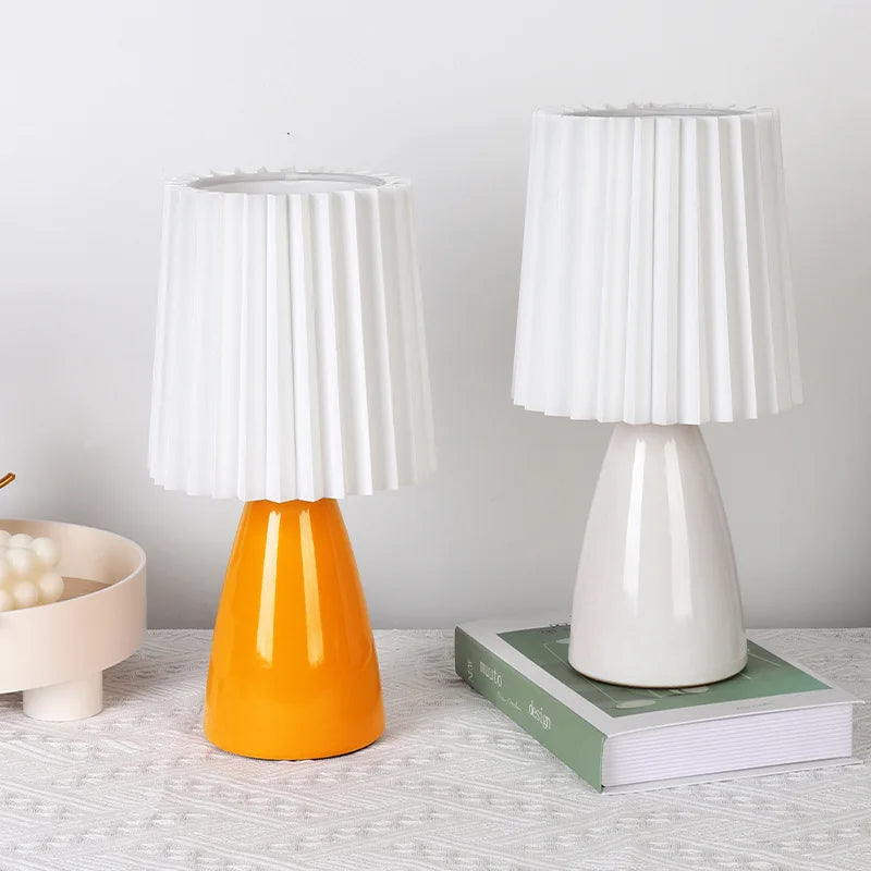 Klasyczna lampa stołowa z plisowanym abażurem