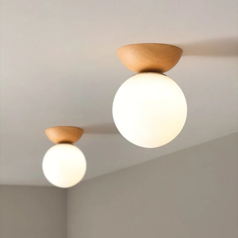Nowoczesna lampa sufitowa w japońskim stylu  z drewnianą bazą – minimalistyczna kula