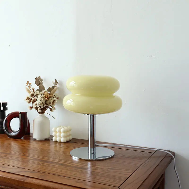Designerska lampa stołowa bauhaus z kloszem w stylu retro