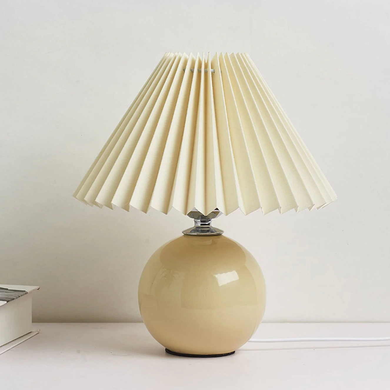 Lampka stołowa z plisowanym abażurem – designerska kula z ceramiczną podstawą