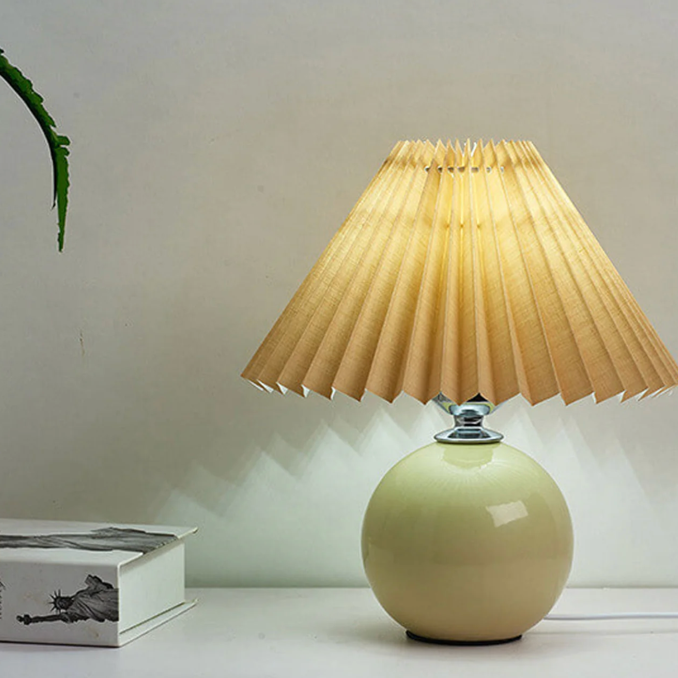 Lampka stołowa z plisowanym abażurem – designerska kula z ceramiczną podstawą