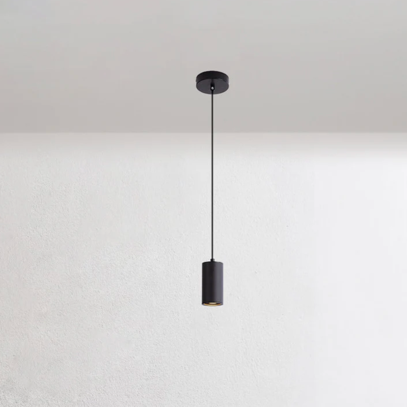 Nowoczesna lampa wisząca typu spot – elegancja w minimalistycznym wydaniu