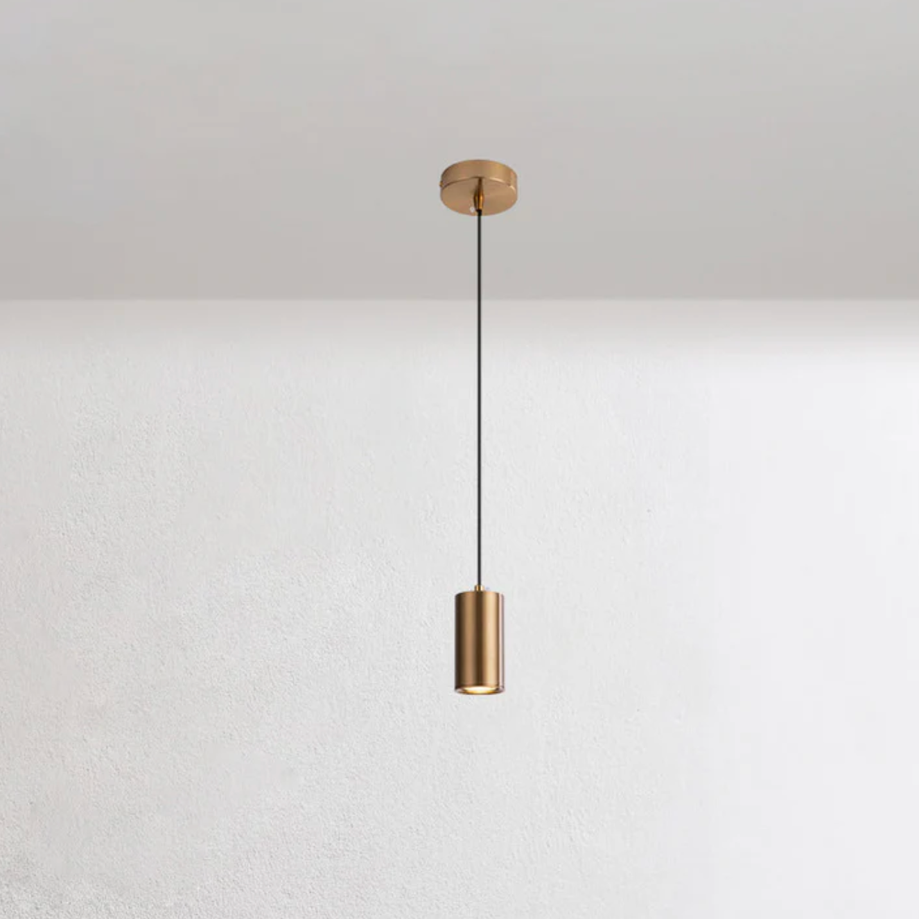 Nowoczesna lampa wisząca typu spot – elegancja w minimalistycznym wydaniu