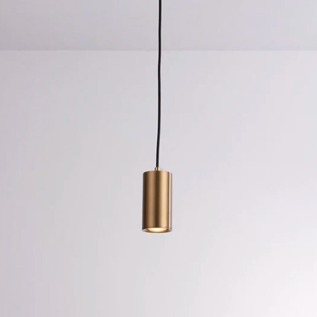 Nowoczesna lampa wisząca typu spot – elegancja w minimalistycznym wydaniu