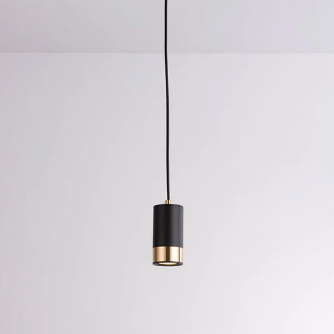 Nowoczesna lampa wisząca typu spot – elegancja w minimalistycznym wydaniu