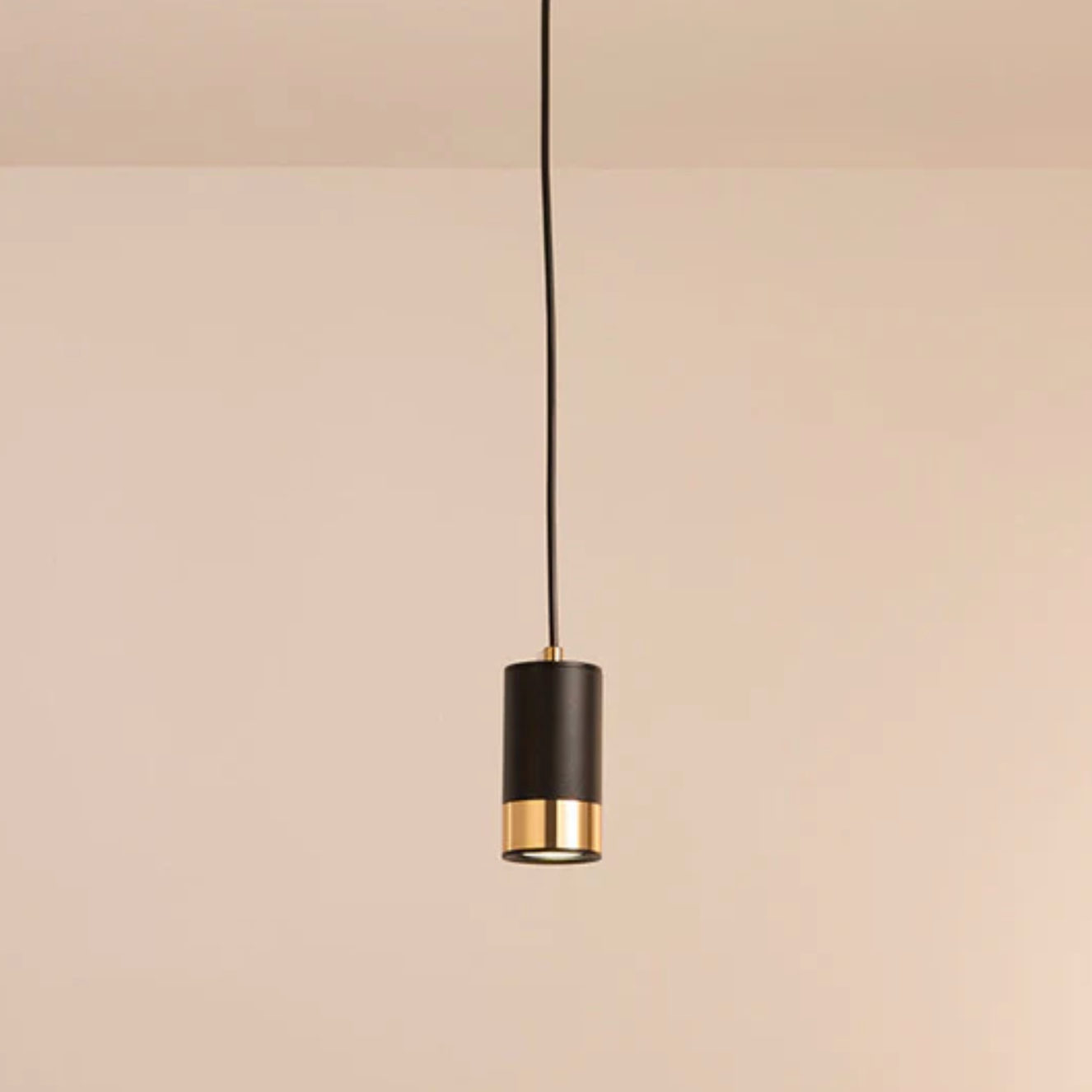 Nowoczesna lampa wisząca typu spot – elegancja w minimalistycznym wydaniu