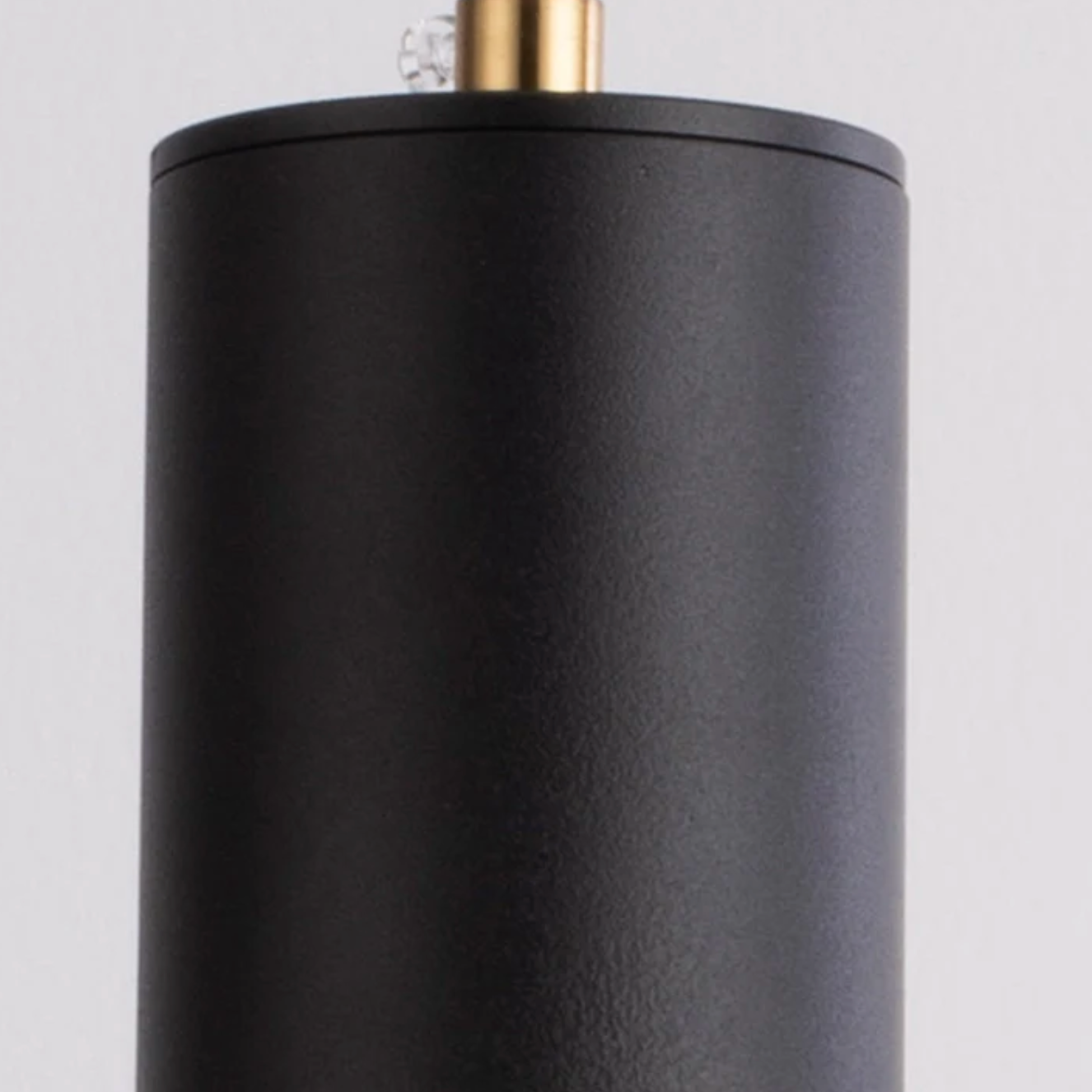 Nowoczesna lampa wisząca typu spot – elegancja w minimalistycznym wydaniu