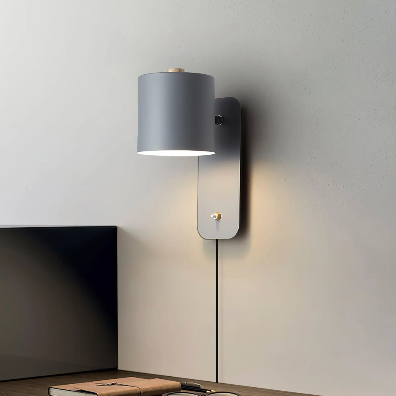 Minimalistyczna kinkietowa lampa ścienna z regulowanym kloszem