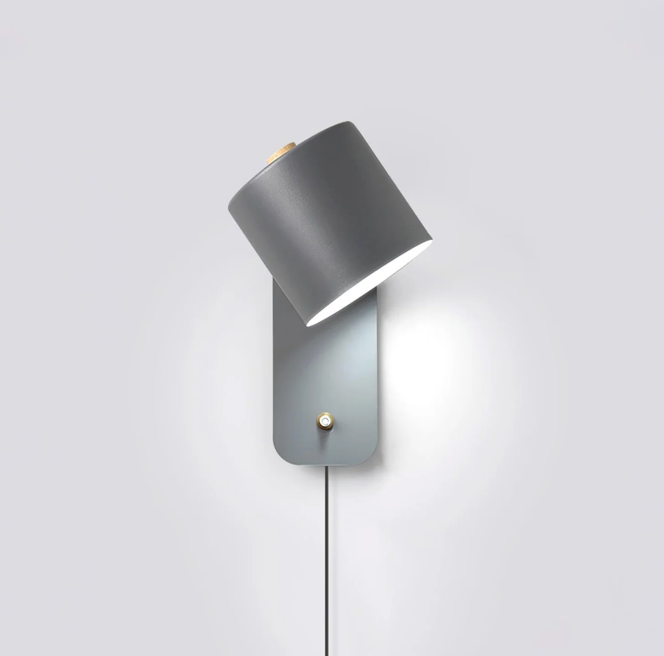 Minimalistyczna kinkietowa lampa ścienna z regulowanym kloszem
