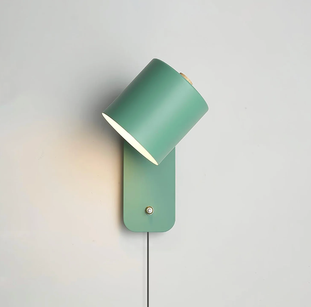 Minimalistyczna kinkietowa lampa ścienna z regulowanym kloszem