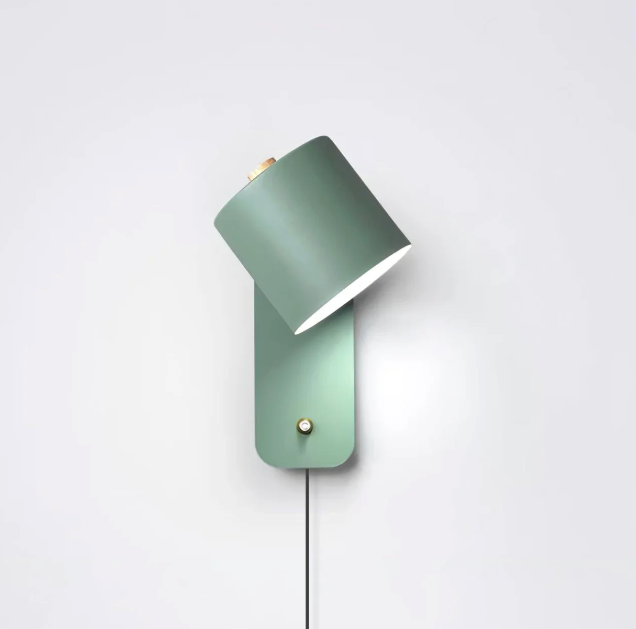 Minimalistyczna kinkietowa lampa ścienna z regulowanym kloszem