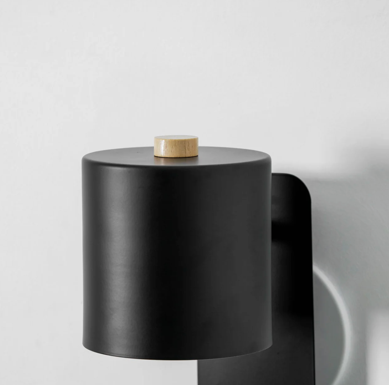 Minimalistyczna kinkietowa lampa ścienna z regulowanym kloszem