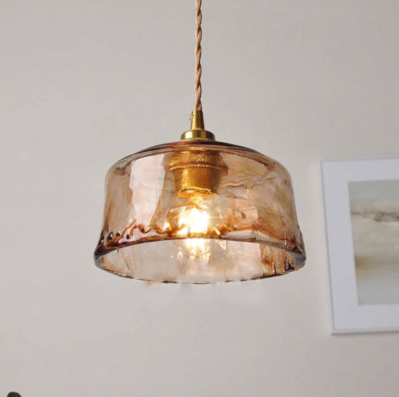 Lampa wisząca z bursztynowego szkła artystycznego z mosiężnym wykończeniem