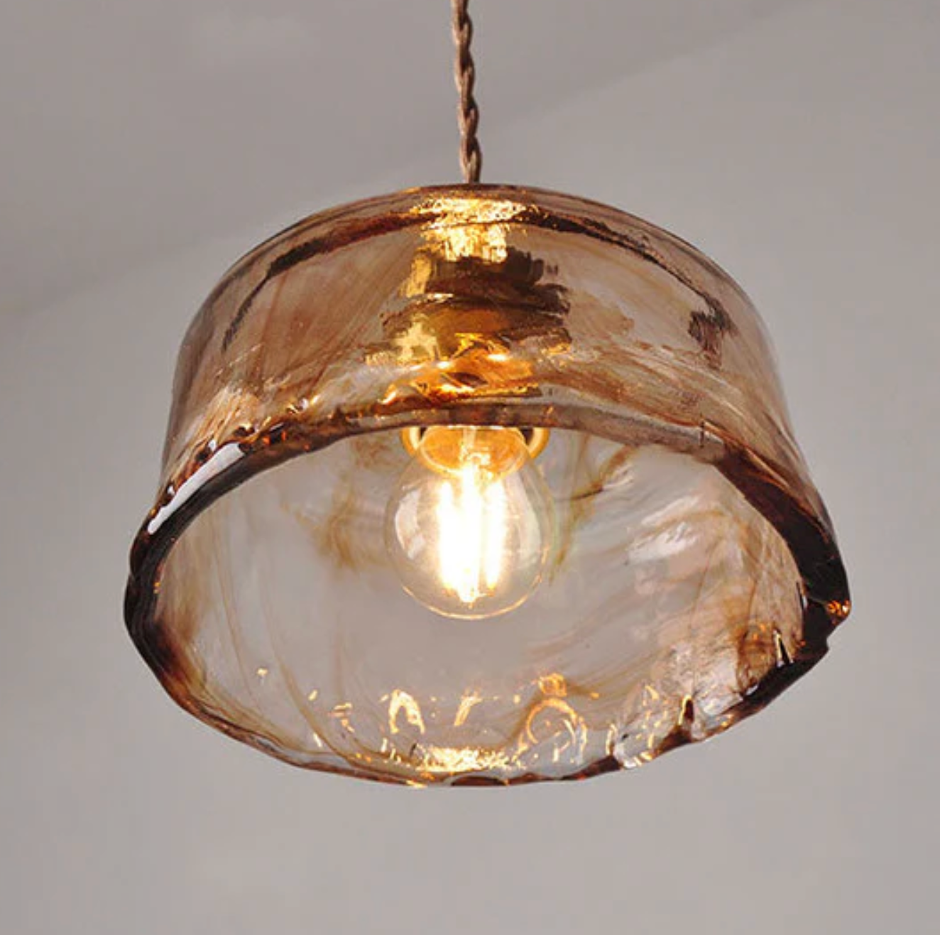 Lampa wisząca z bursztynowego szkła artystycznego z mosiężnym wykończeniem