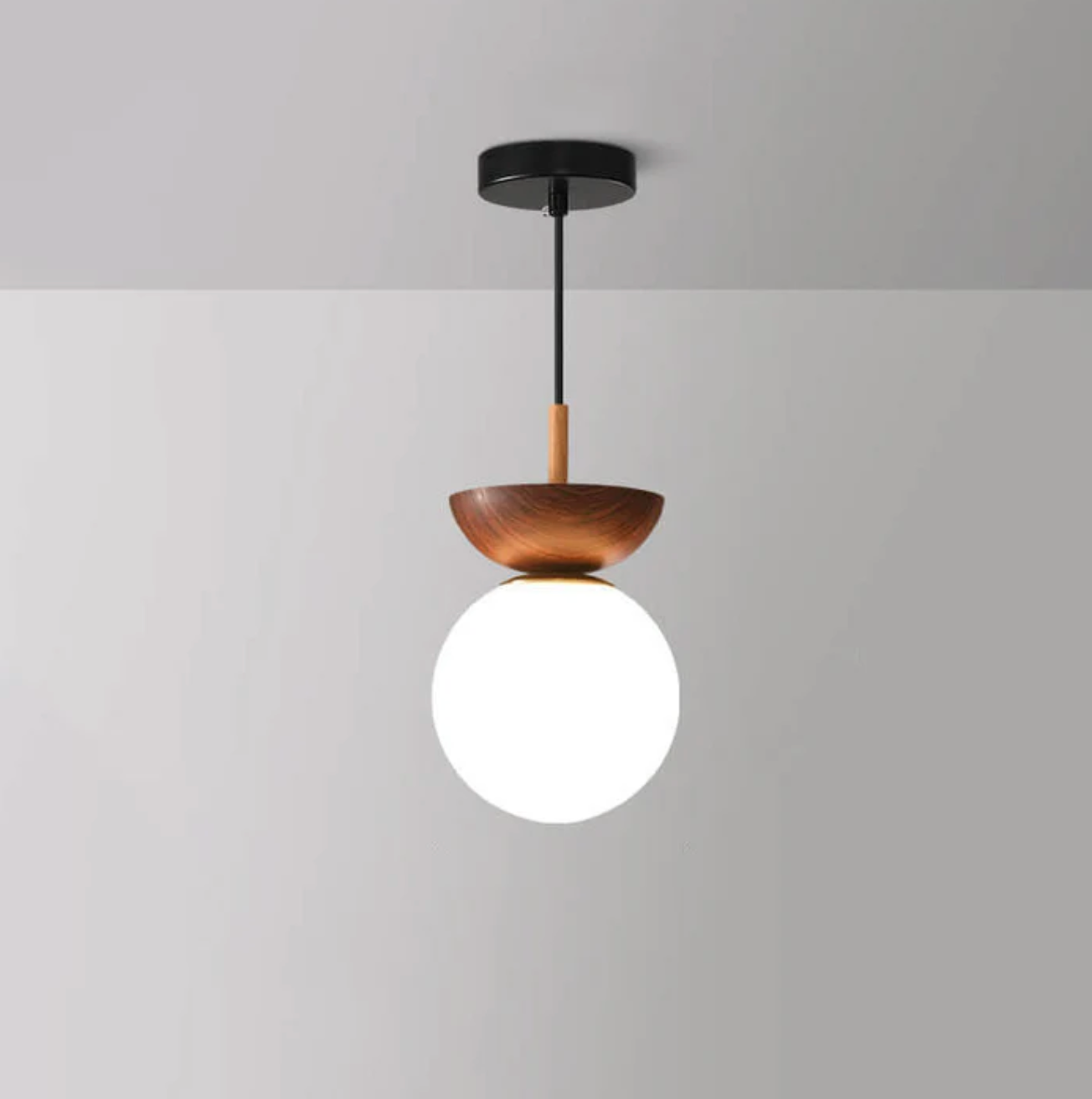 Lampa sufitowa lub wisząca z mlecznym kloszem i drewnianym akcentem – minimalistyczna elegancja do każdego wnętrza
