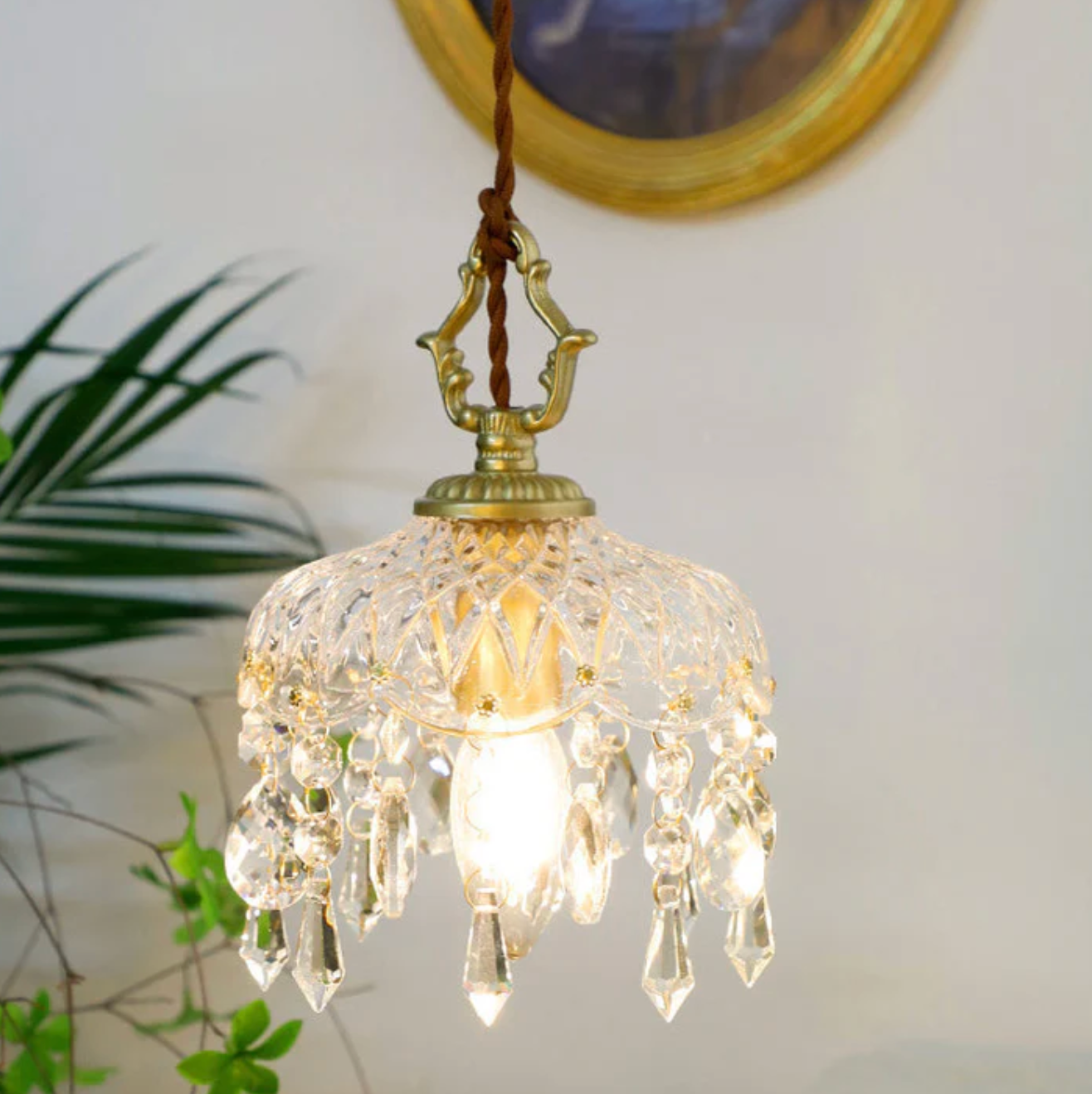 Kryształowa lampa wisząca w stylu vintage z dekoracyjnymi soplami