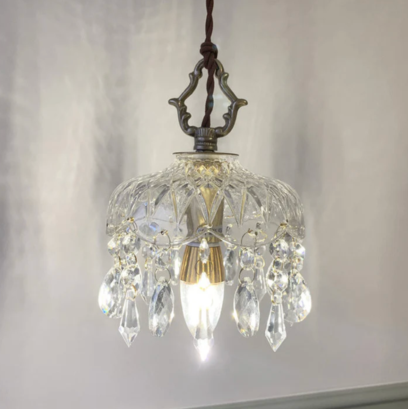 Kryształowa lampa wisząca w stylu vintage z dekoracyjnymi soplami