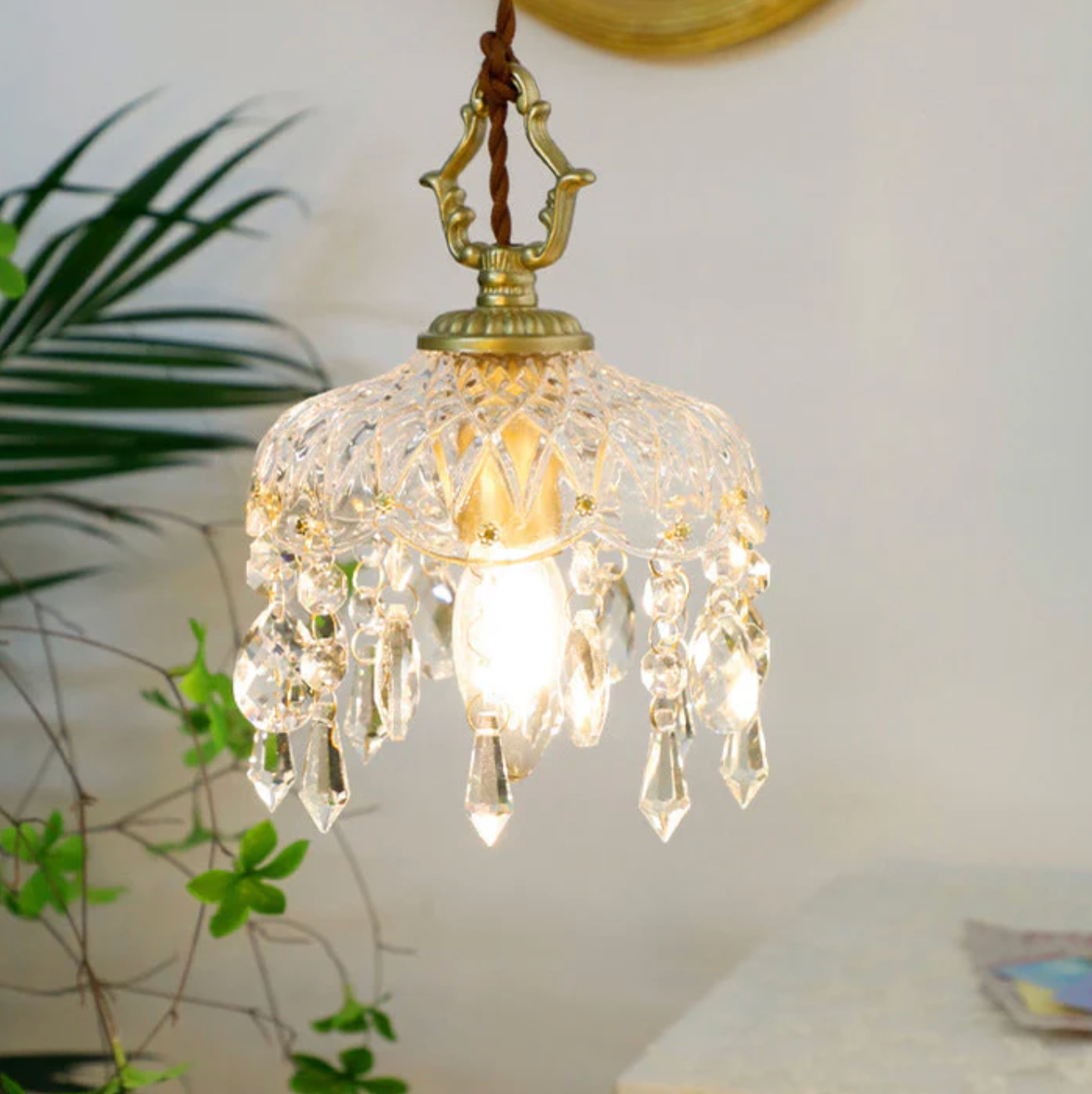 Kryształowa lampa wisząca w stylu vintage z dekoracyjnymi soplami