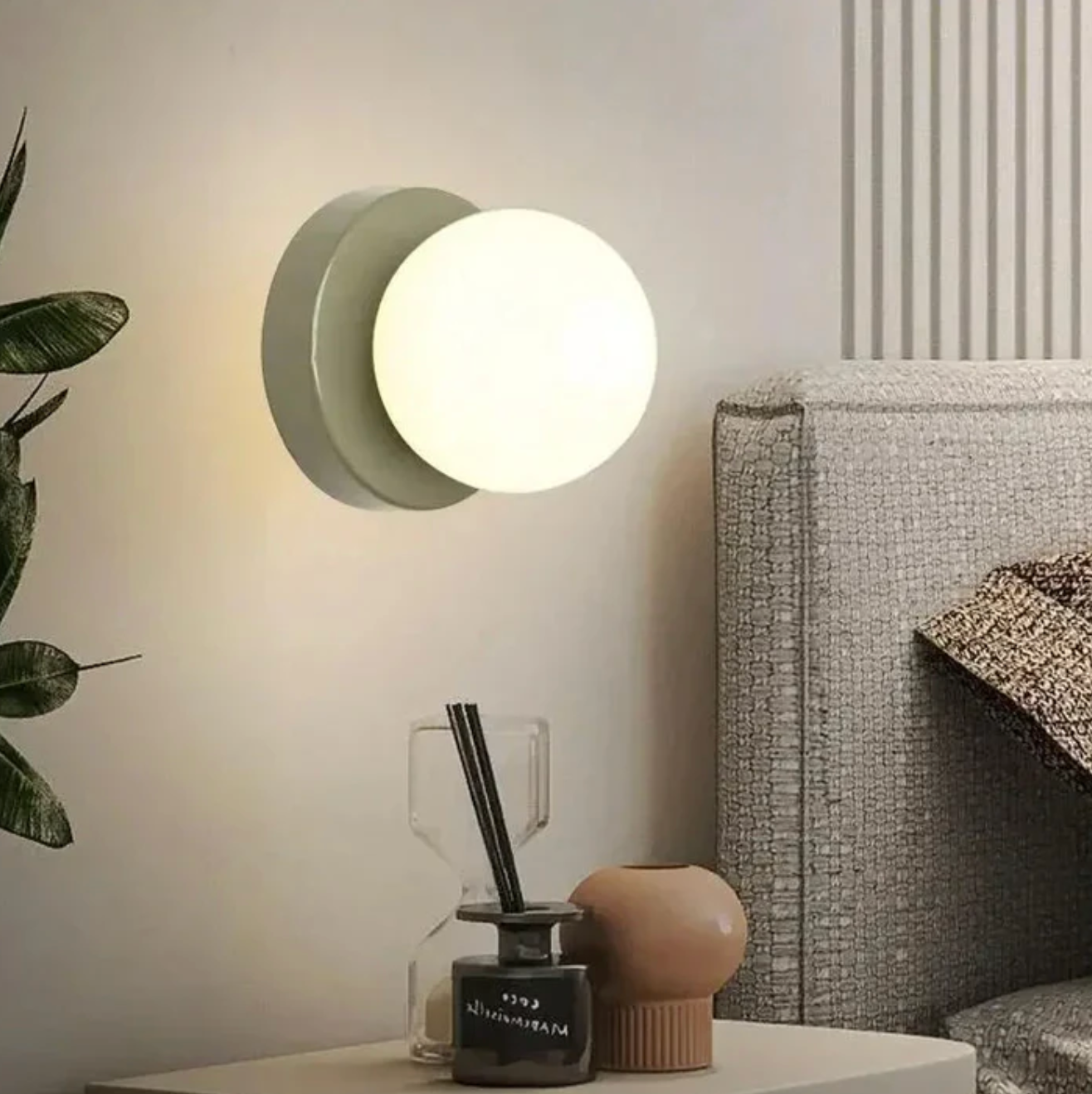 Nowoczesny kinkiet ścienny z kulistym kloszem – minimalistyczny design do wnętrz