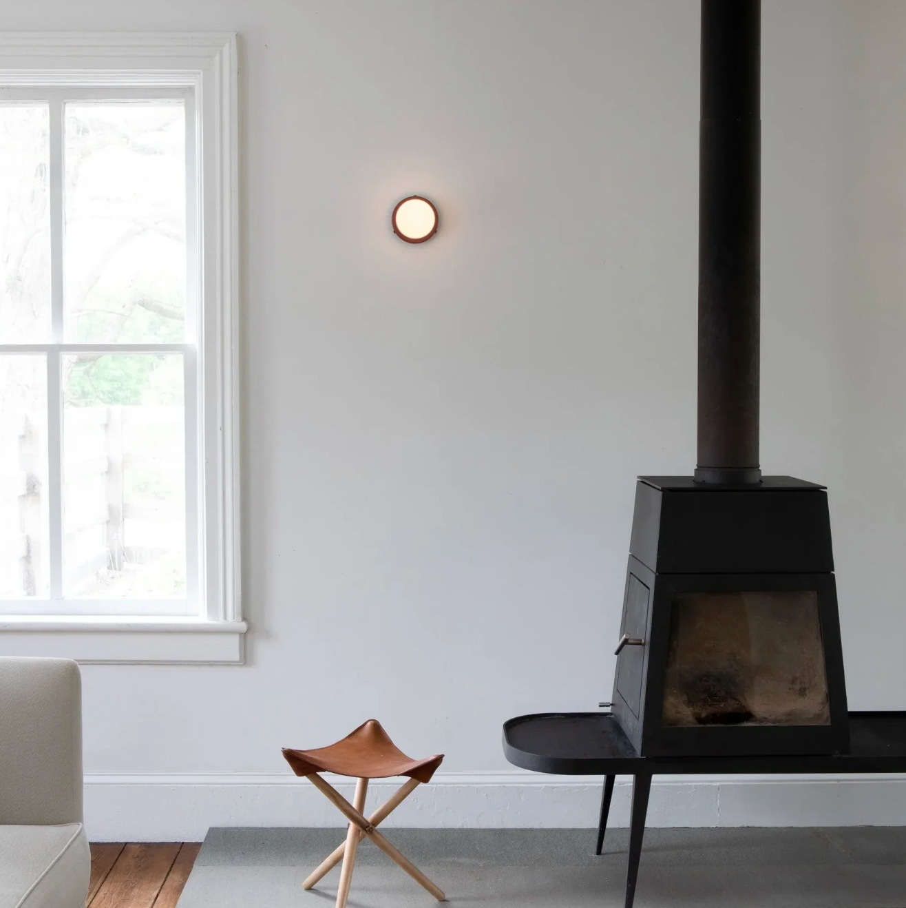 Nowoczesny kinkiet ścienny z kulistym kloszem – minimalistyczny design do wnętrz