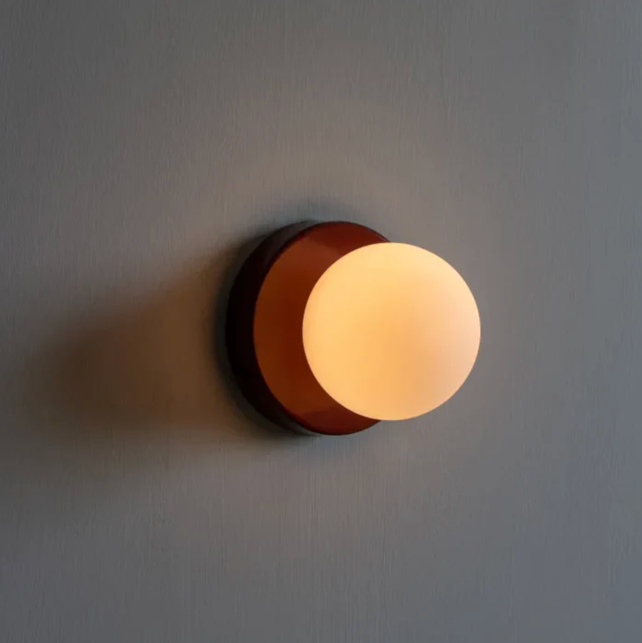 Nowoczesny kinkiet ścienny z kulistym kloszem – minimalistyczny design do wnętrz