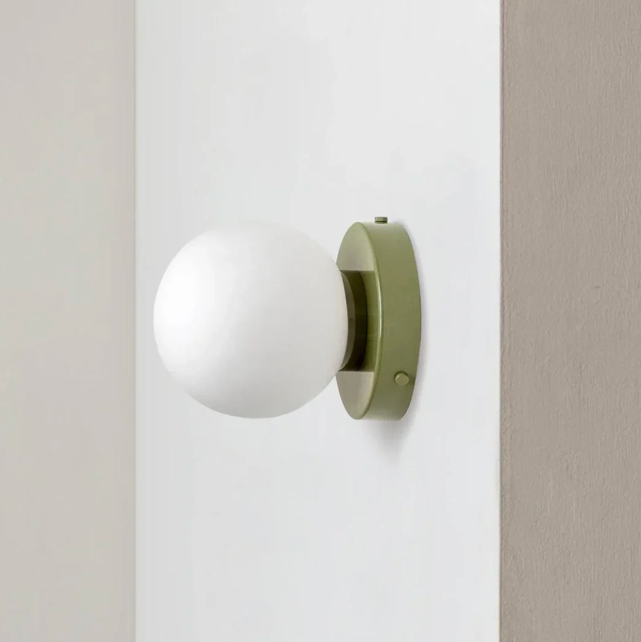 Nowoczesny kinkiet ścienny z kulistym kloszem – minimalistyczny design do wnętrz