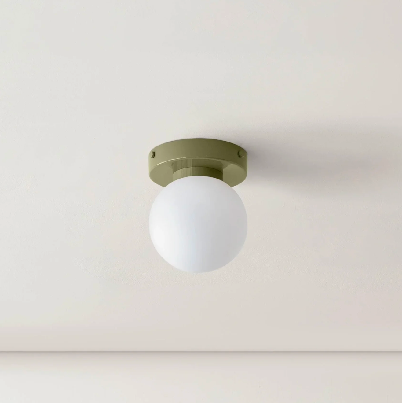 Nowoczesny kinkiet ścienny z kulistym kloszem – minimalistyczny design do wnętrz