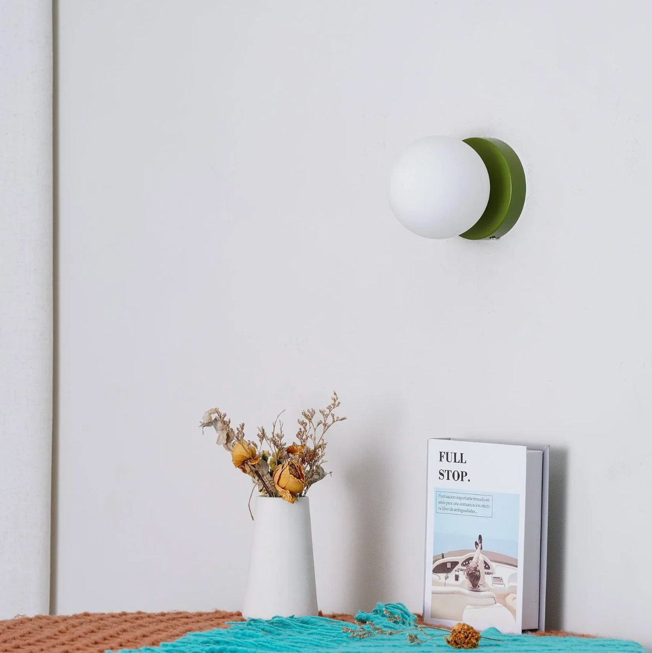 Nowoczesny kinkiet ścienny z kulistym kloszem – minimalistyczny design do wnętrz