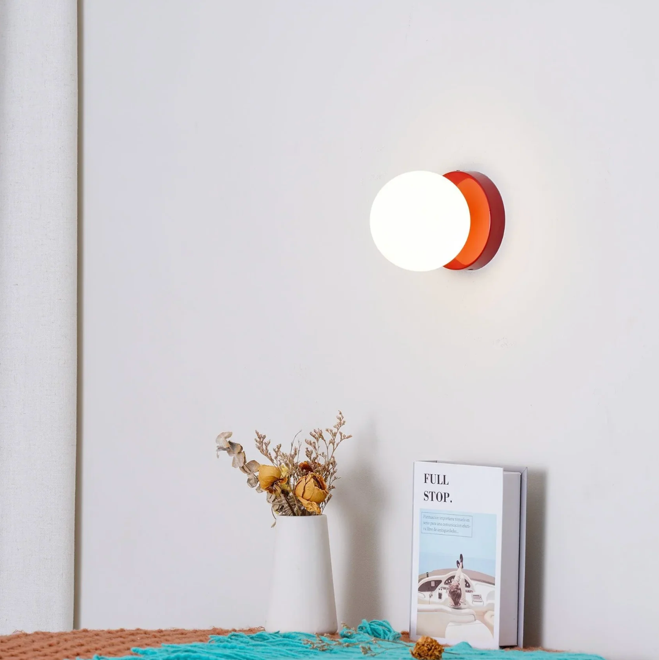 Nowoczesny kinkiet ścienny z kulistym kloszem – minimalistyczny design do wnętrz