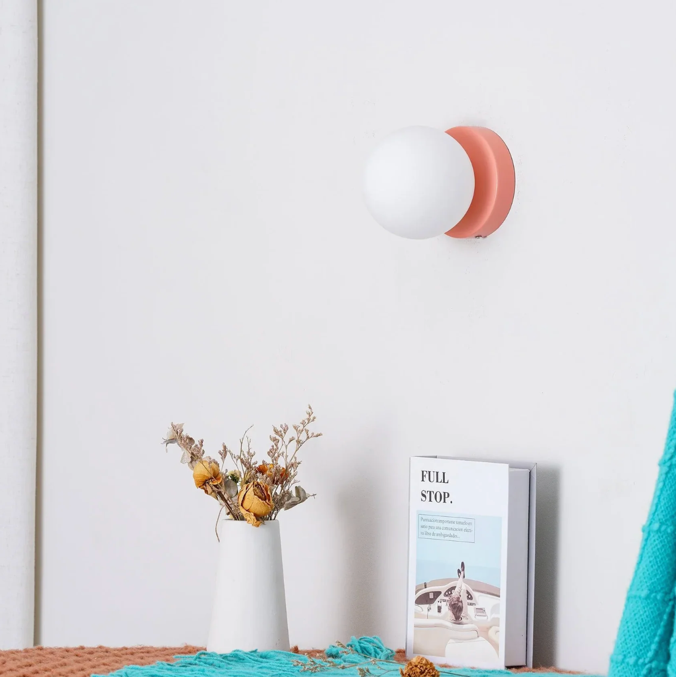 Nowoczesny kinkiet ścienny z kulistym kloszem – minimalistyczny design do wnętrz